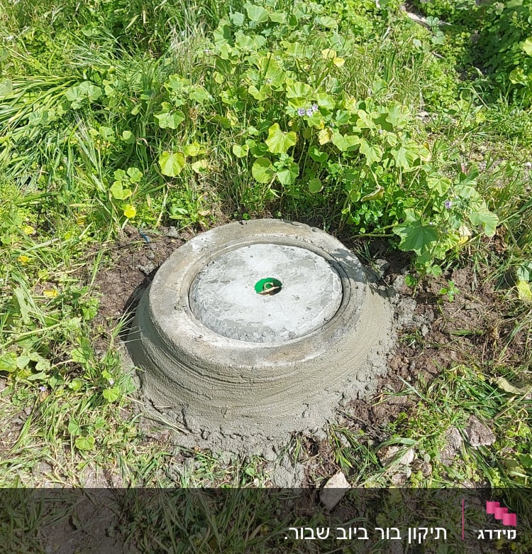 מכסה בטון עגול עם צינורות מים מסביב